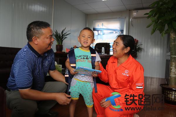 项目书记徐华为农民工李中琪的儿子送书包.JPG