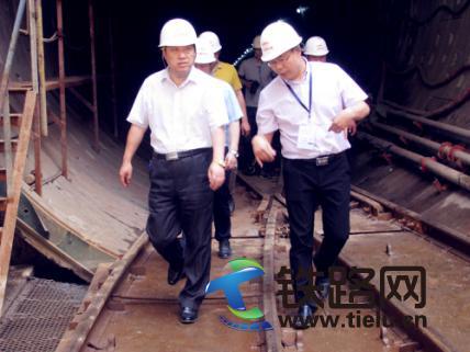 任少强(左)在隧道检查.jpg