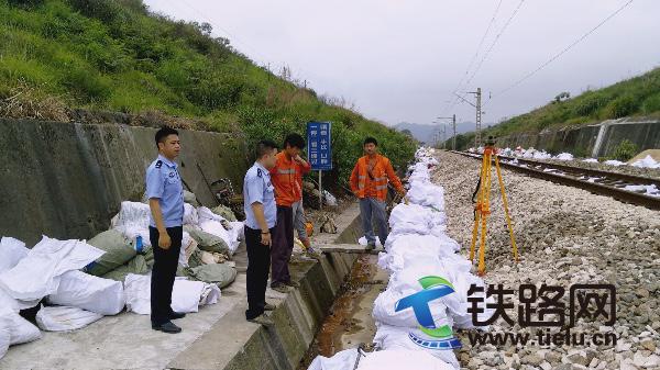 井冈山铁路派出所加强铁路防汛工作.jpg