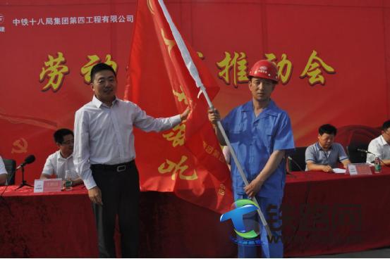 指挥部总工程师郭北硕（左一）授予“工人先锋号”旗帜.jpg