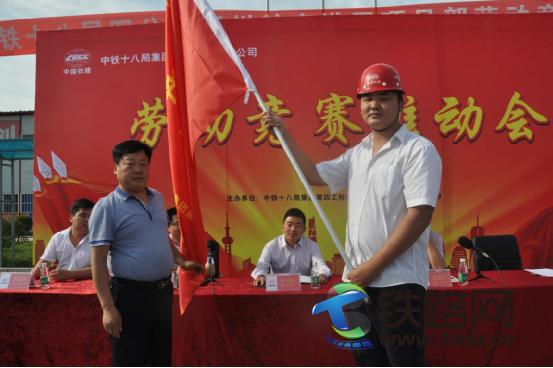 王志乐副主席（左一）授予“青年突击队”旗帜.jpg