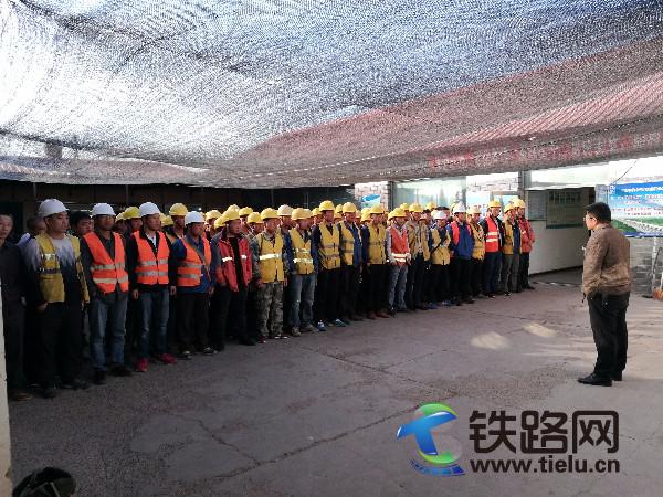 图为：安全质量隐患排查前史银辉队长做重要讲话.jpg