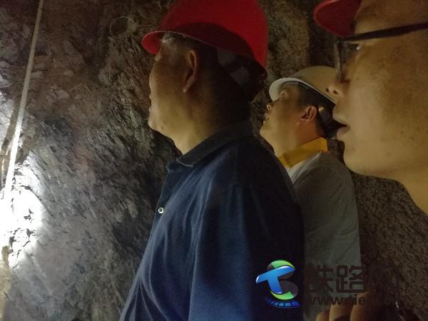 图为云桂铁路公司副总经理王景江（左）在公司副总经理兼项目经理刘加华（中）陪同下在隧道深处掌子面上观察地质围岩变化情况.jpg