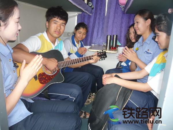 新疆内高班学生乘坐z69次列车返家