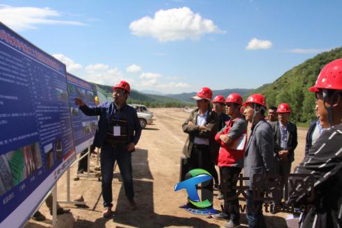 项目总工程师刘安峰向与会人员介绍路基边坡绿化施工情况.jpg