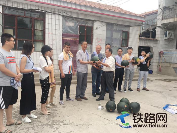 项目书记张苗龙为一线员工送西瓜.jpg