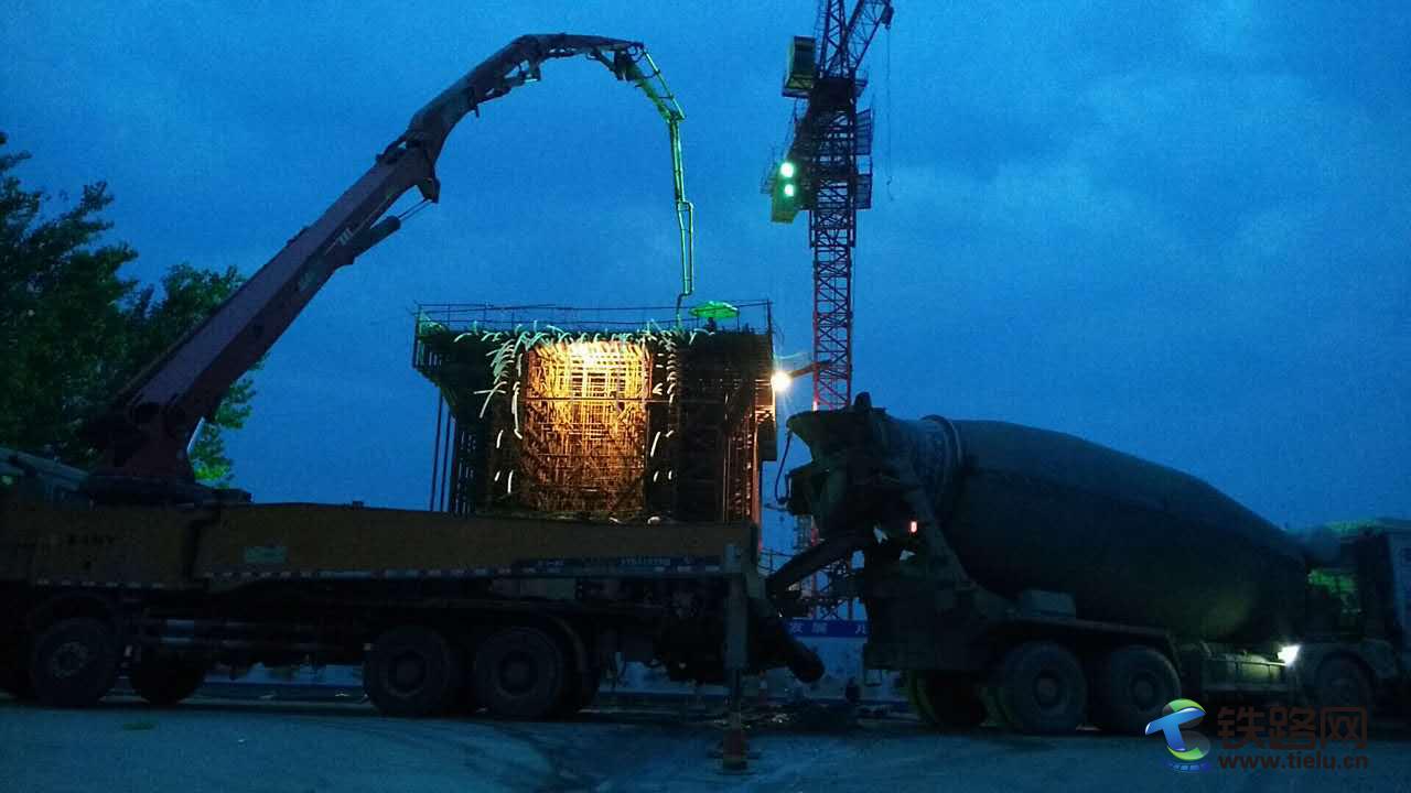 零号块夜间浇筑现场一角.jpg