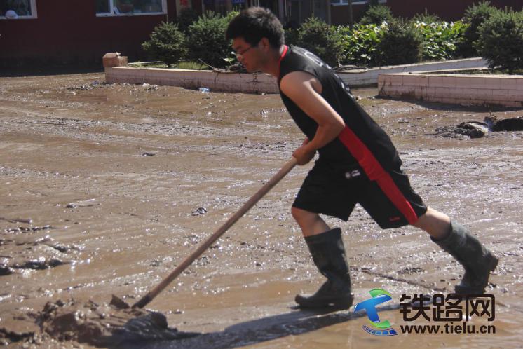 吉林省中部引水工程吉林管理处处长袁木林正在清理淤泥.jpg