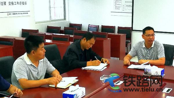 1、杜爱春(左1)和经理李岳锋(右1)、党工委副书记郑忠理(左2)在研究工作.jpg