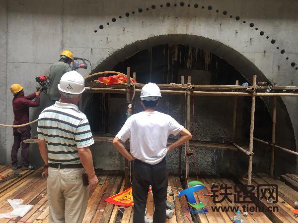 哈尔滨地铁博工暗挖区间顺利通过马头门破除条件验收.JPG