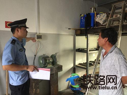 民警对单位材料间开展消防检查.jpg