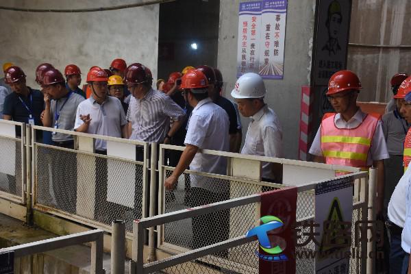 王江卡（左3）向佘才高董事长（左4）介绍工程质量与施工安全管控.JPG