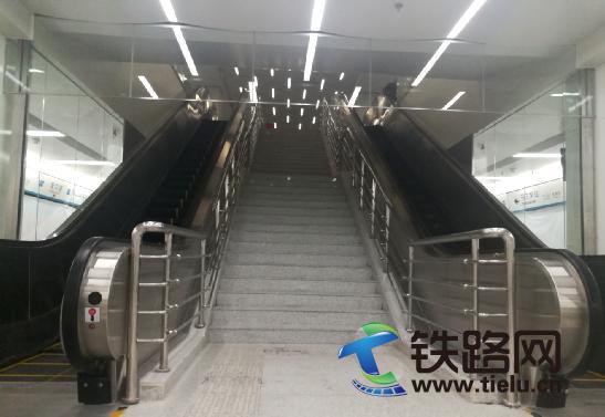 9 即将恢复运营的天津地铁3号线营口道地铁站扶梯.jpg
