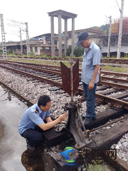 组织人员对信号道岔灯显装置进行检查.jpg