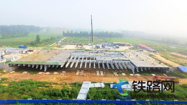 郑州航空港项目首座钢结构桥桥面板铺装顺利合拢.jpg
