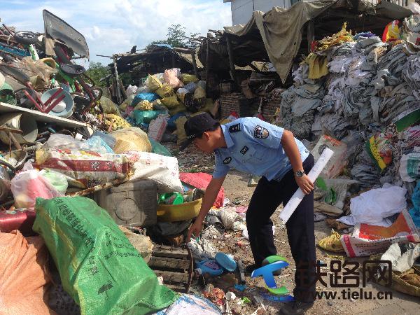 井冈山铁路派出所加强对管内废品收购站的巡查.JPG