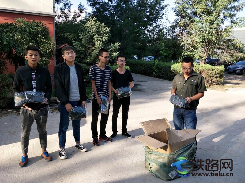 学员拿到新的工作服.jpg
