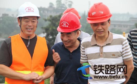 张国力总经理（右）听取汇报.jpg