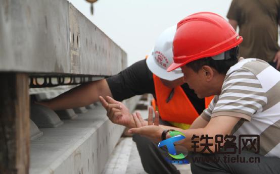 张国力总经理详细察看无砟轨道底座板施工.jpg