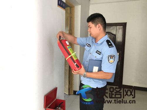 民警检查灭火器合格期.jpg