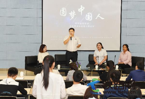 图为乐锋正在与山西大学学生进行现场互动。赵桂军 摄.JPG