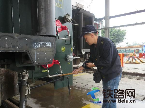 图二乘务员正在进行客车出库质量复查.jpg