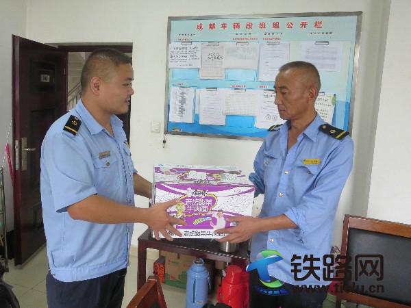 图三车队为临客配送方便食品.jpg