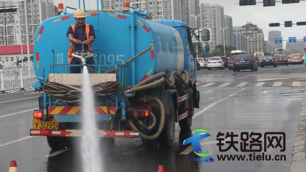 洒水车清洗路面.JPG