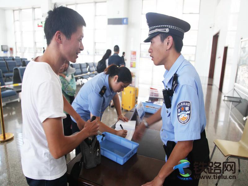 旅客对民警的帮助表示感谢.jpg