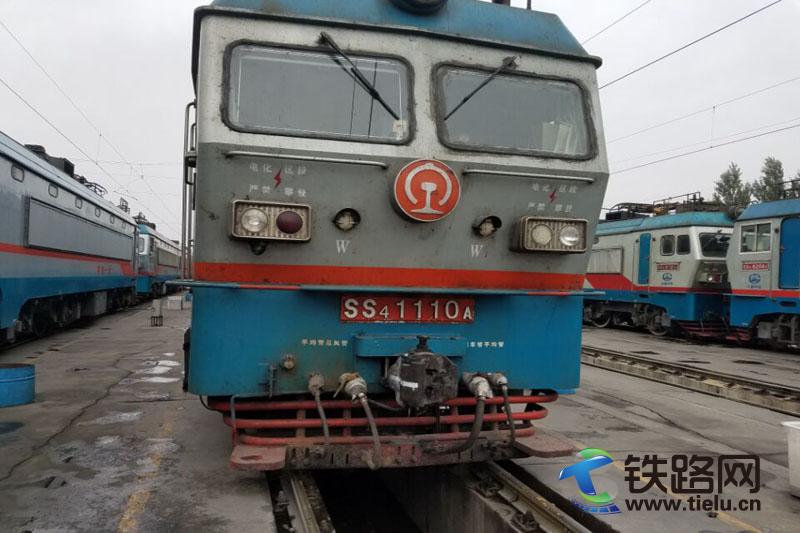进行了防寒包扎的SS4型1110机车.jpg