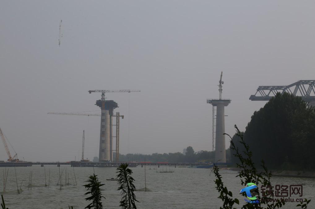 建设中的三门峡黄河公铁两用大桥 刘丹丹摄.jpg