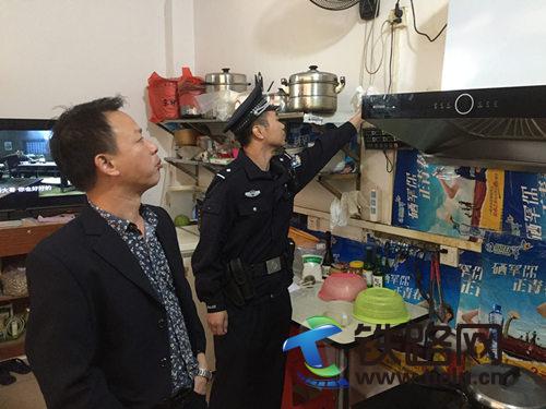 民警对站区商铺厨房进行消防检查.jpg