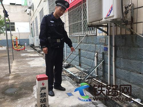 民警检查发现消防隐患一处.jpg