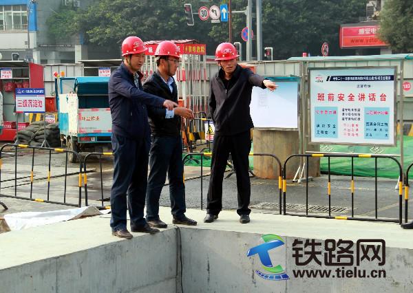 11月8日总经理在金府站施工现场部署工作.jpg