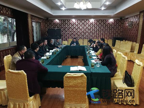 中铁武汉电气化局成都分公司召开经营工作座谈会。周丽华 摄.jpg