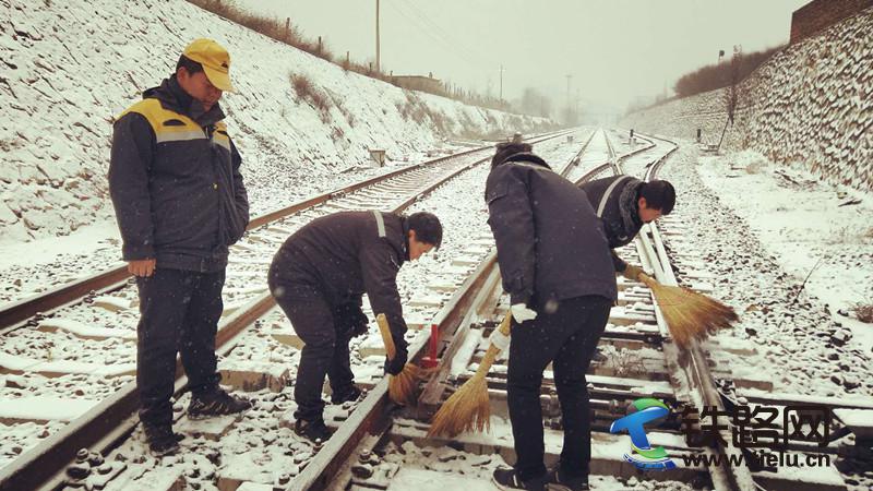 神朔铁路运输处包神片区：扫雪除冰，确保行车安全.jpg