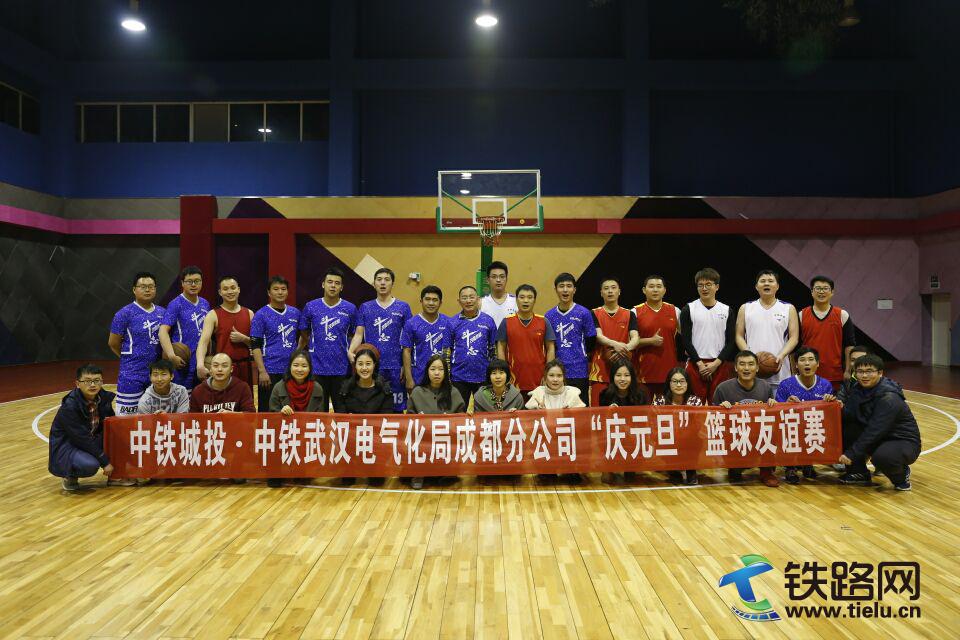 中铁城投、中铁武汉电气化局成都分公司举行篮球友谊赛：王泽.jpg