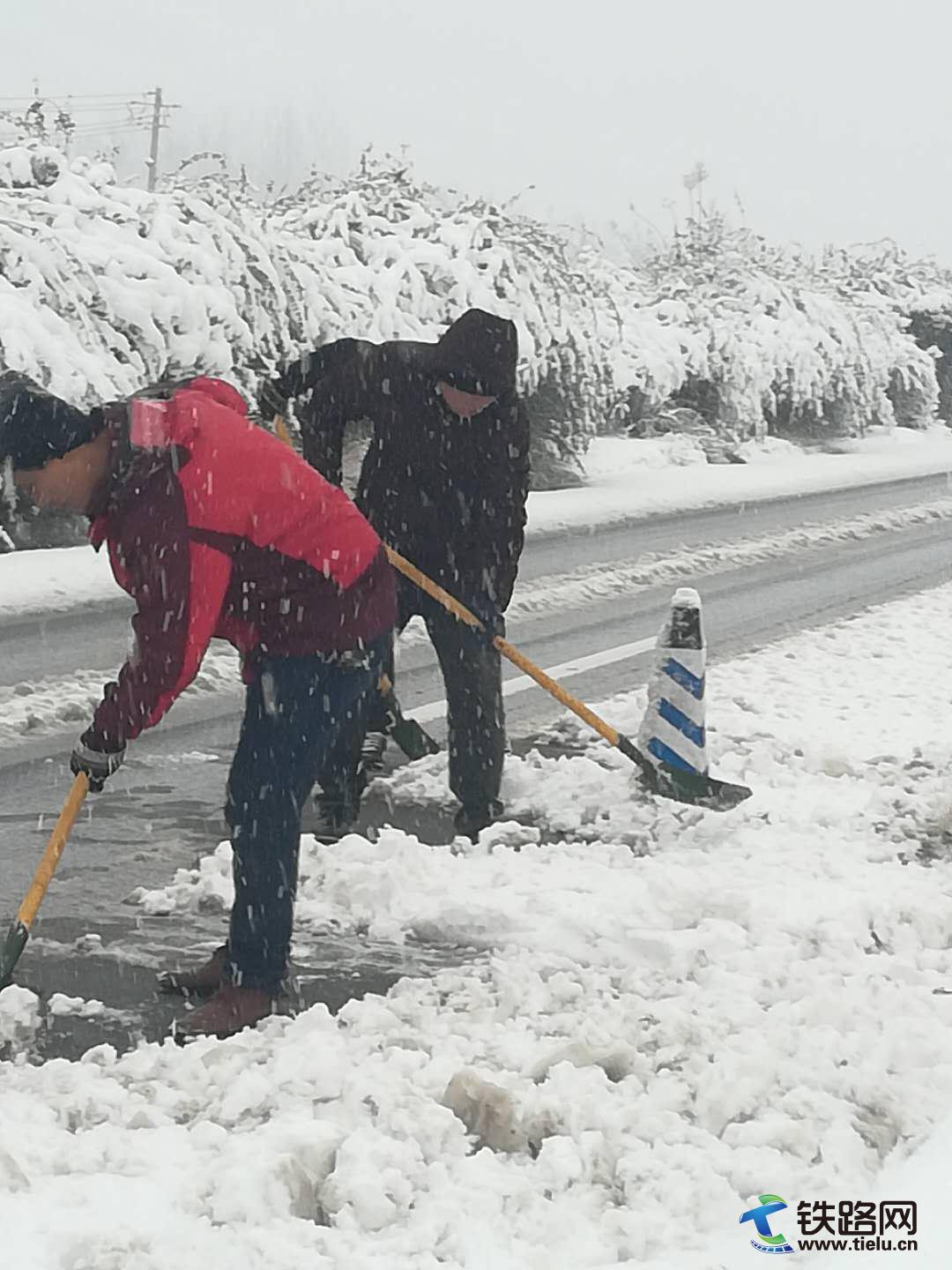 保通人员铲雪.jpg