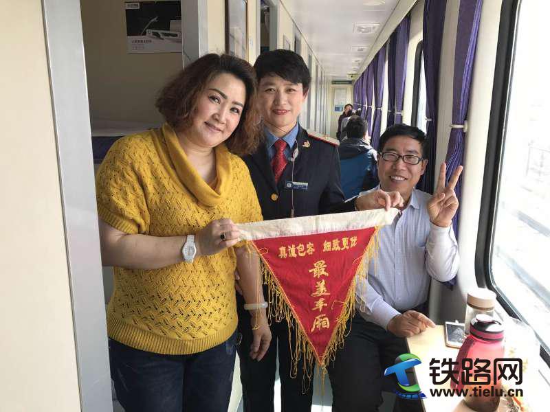 刘小华与旅客 (1).jpg