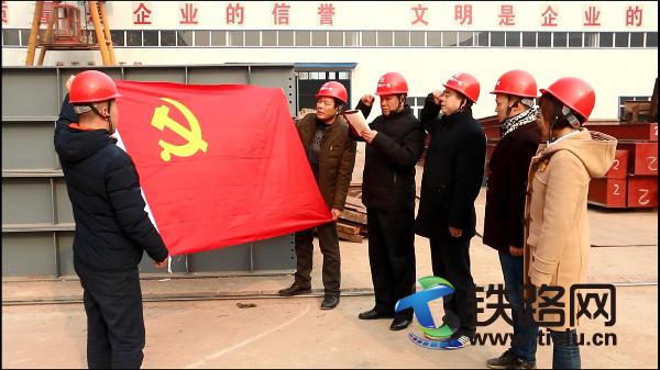 图1、全体党员在鲜红的党旗前庄严宣誓.jpg