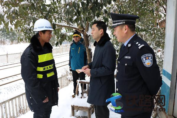 随州市护路办主任黄军均（右二）向护路队员颁发慰问金.JPG