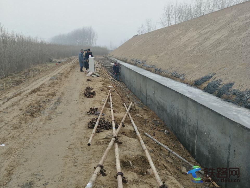 中国水电四局徐盐铁路2标睢宁站场路基 护坡脚墙开始施工