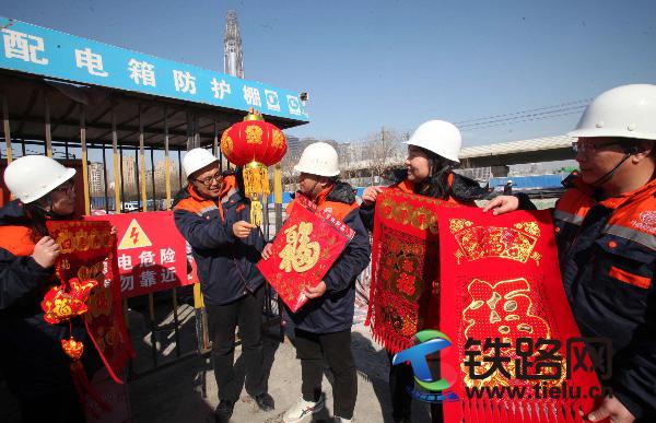 5、中铁十八局集团五公司北海路项目经理赵虎、项目书记董玉峰、总工曹艳辉在施工区进行安全用电教育 （伍振、李学彬摄）.jpg