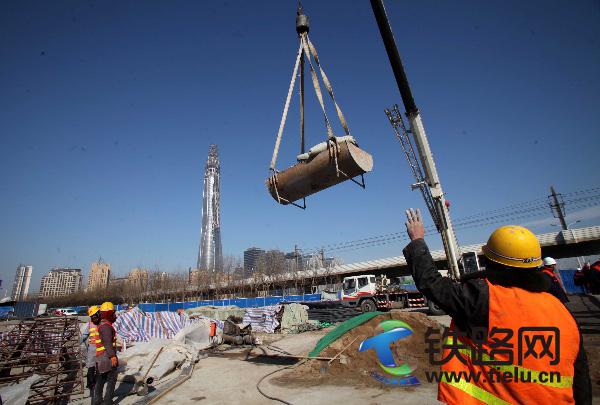 9、中铁十八局集团五公司北海路项目建设者在吊装水泥 （伍振、李学彬摄）.jpg