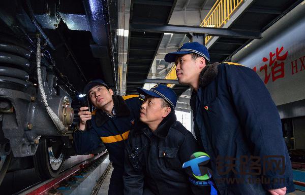 济南西机务段：党员骨干奋战春运显身手.jpg