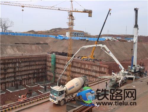 图：赣州高铁西站预留地铁项目承台浇筑混凝土施工。.JPG