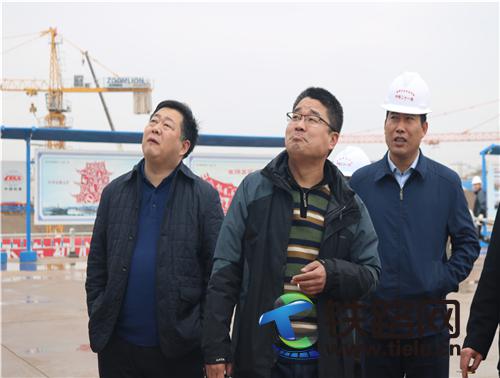 图：公司董事长杨君财在赣州西站建设工地上调研。.JPG
