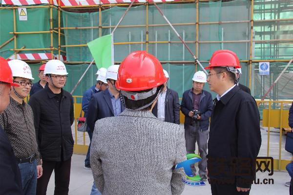 图1、黄副市长（右一）认真听取南龙铁路永安南站代建施工情况.JPG