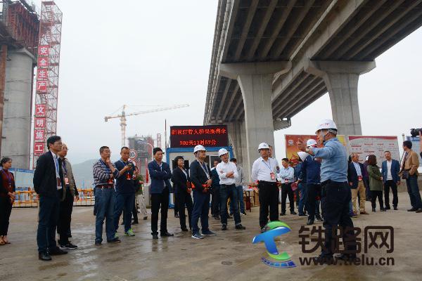 图：视察团听取灵江特大桥建设情况.jpg