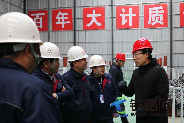 现场观摩人员相互探讨钢筋弯箍质量控制要素和特点.JPG